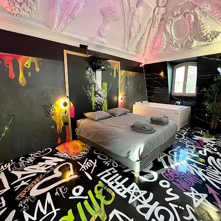 Capsule Art Deco: Luxe Entertainment With Jacuzzi Apartment